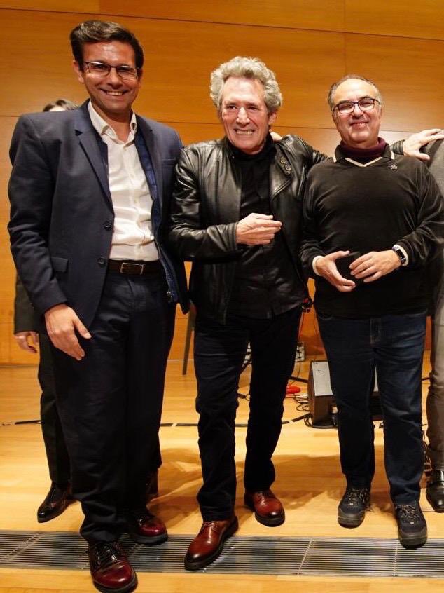 PacoCuenca's tweet photo. Y en una noche tan musical, hemos querido acompañar a parte de los genios musicales de #Granada, que también lo son en nuestro país. Hoy Miguel Ríos recibe la pua de plata de @grx_RR. Enhorabuena al patriarca del rock español #GranadaEsMúsica https://t.co/w7l9nQK5SE