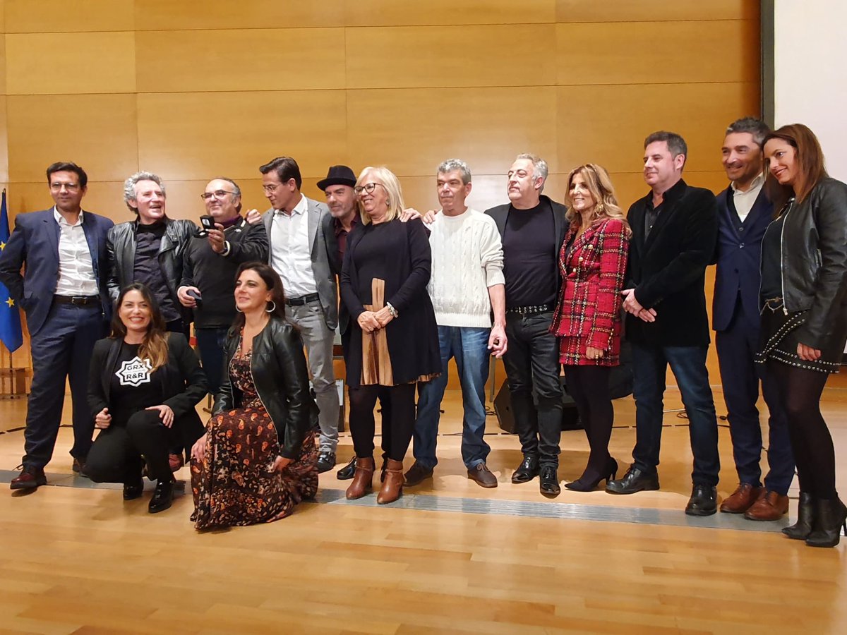 Y en una noche tan musical, hemos querido acompañar a parte de los genios musicales de #Granada, que también lo son en nuestro país. Hoy Miguel Ríos recibe la pua de plata de <a href="/grx_RR/">GRX R&R</a>. Enhorabuena al patriarca del rock español #GranadaEsMúsica