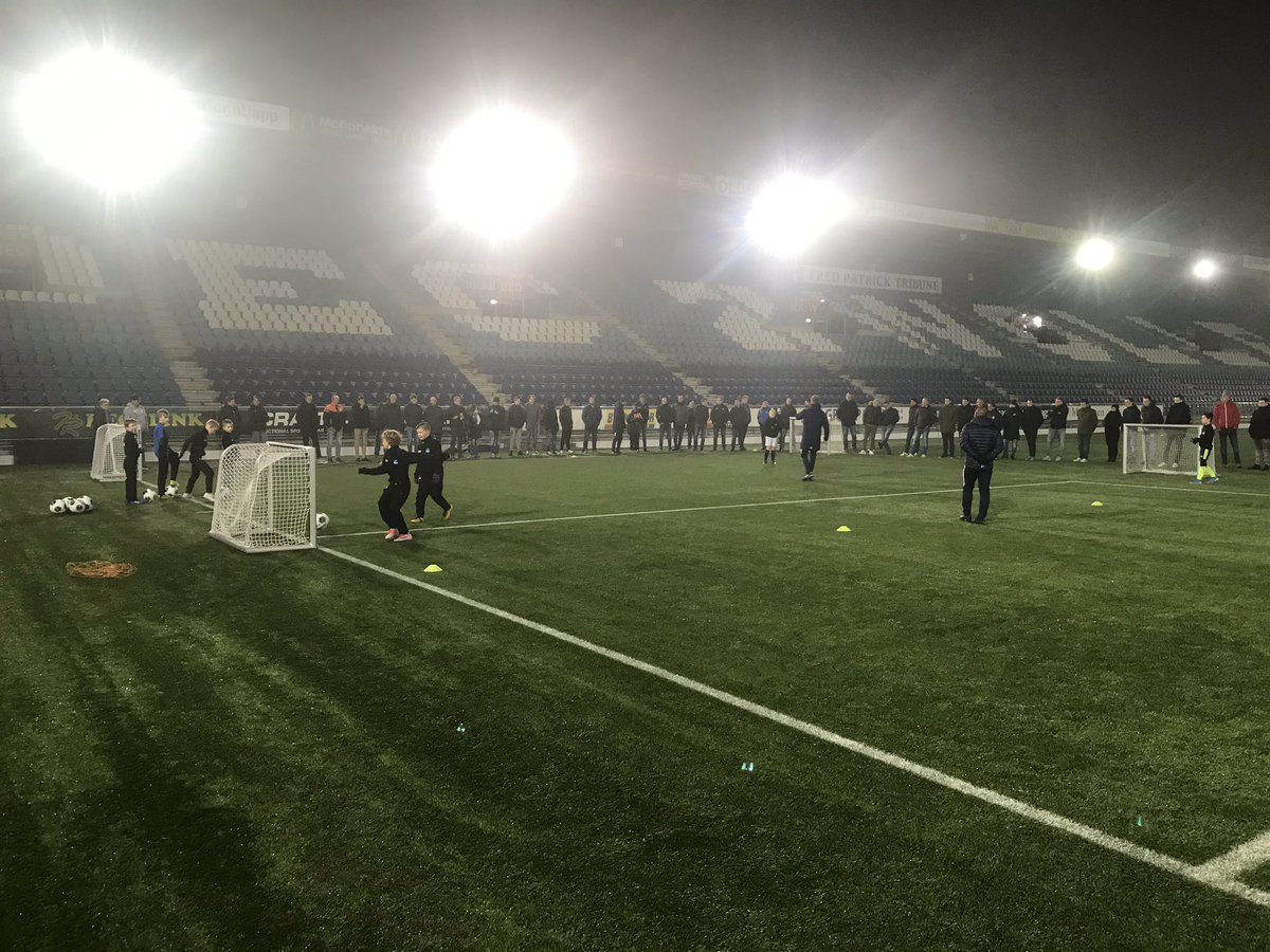 M_Hollewand's tweet photo. Wat een topavond. Thema-avond XXL voor de samenwerkende amateurverenigingen mogen organiseren. Meer dan 220 deelnemers die we in 10 verschillende workshops op een interactieve manier hebben geprobeerd te inspireren dankzij een grote groep collega’s van @PECZwolle https://t.co/LXkBXMCRYc