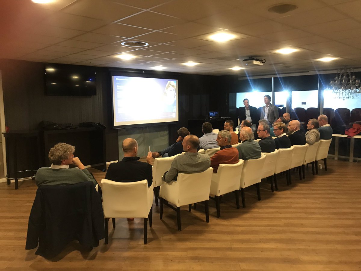 M_Hollewand's tweet photo. Wat een topavond. Thema-avond XXL voor de samenwerkende amateurverenigingen mogen organiseren. Meer dan 220 deelnemers die we in 10 verschillende workshops op een interactieve manier hebben geprobeerd te inspireren dankzij een grote groep collega’s van @PECZwolle https://t.co/LXkBXMCRYc