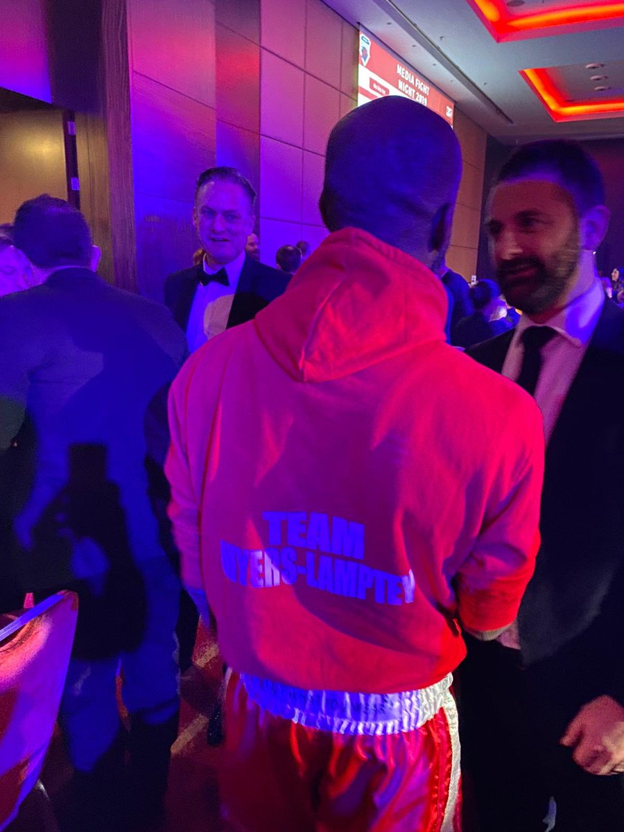 lesleyml's tweet photo. Go @thedinosaw!! Not long until your fight 🥊 #mediafightnight https://t.co/8MSnmpFbfF