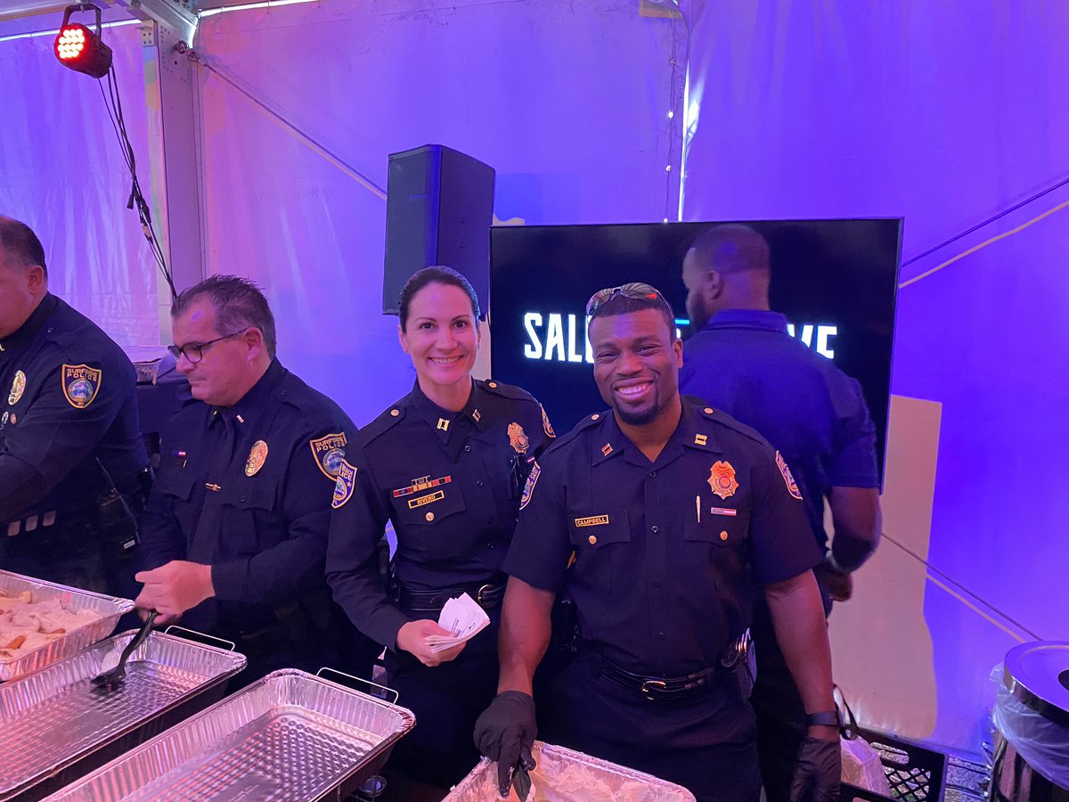 CaptMRiveroMBPD's tweet photo. Veterans Thanksgiving Lunch today @MarlinsPark was a huge success. Thank you @MiamiDadeChiefs Veterans feeding Veterans #hooah #Thankaveteran #yourmbpd https://t.co/0SNxXkjCCy
