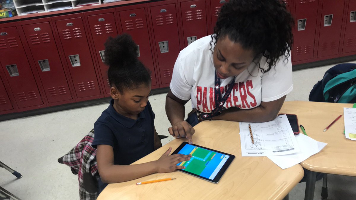 MsJohnsonClass_'s tweet image. Ms. Hilliard helping the kiddos!! #codinginLISD #RPM #HourofCode @YvonneMThornton @RPM_ISSD