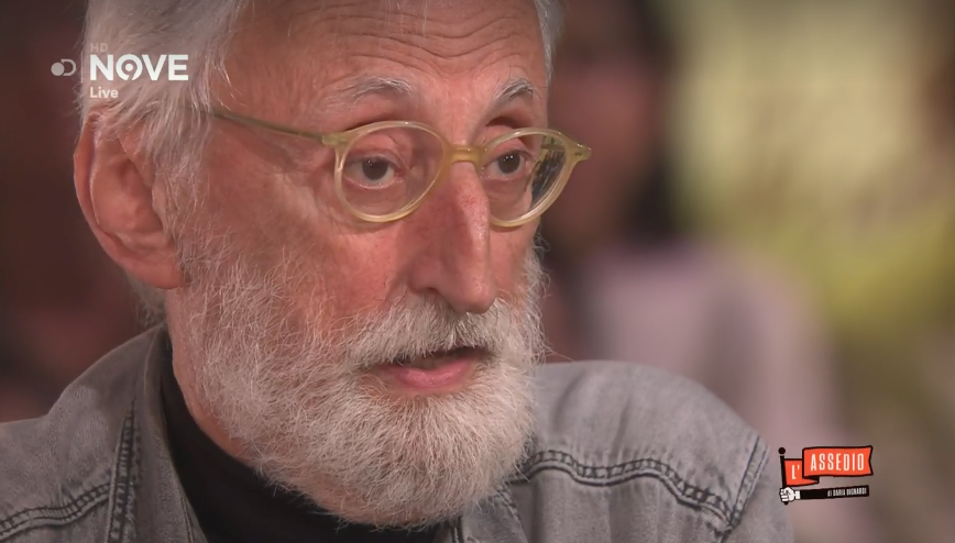 «Ho pubblicato a 45 anni. Prima ho fatto tanti lavori diversi. Ho cominciato a scrivere a 30 anni, chiuso nel gabinetto per non disturbare mia moglie e mia figlia nel monolocale dove vivevamo. Come scrittore sono nato in un cesso» Antonio Moresco a #LAssedio <a href="/dariabig/">dariabignardi</a>