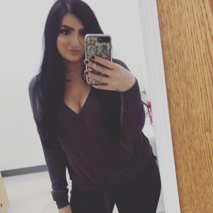 2 pic. Is this a glow-up? What's a glow-up? https://t.co/DQTjJtKcbV