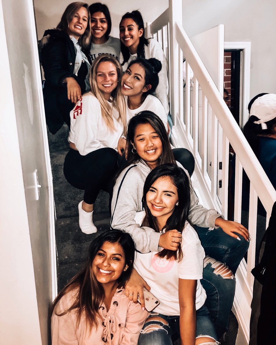 UICAlphaTau's tweet photo. We had SO much fun at Phi Sig Slices!! 🍕 Thank you SO much to the ladies of @phisigmasigmauic for hosting such an amazing and YUMMY event!! 💚💛💙 https://t.co/9x1WIZQx2a