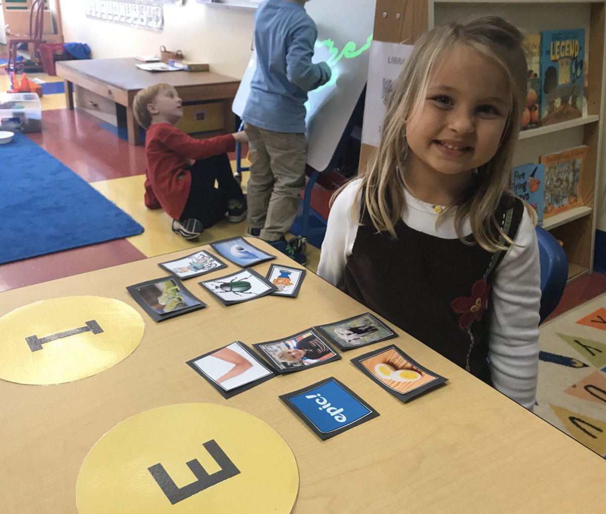 MsAprilsPreK's tweet photo. We’re learning to hear the difference between the short E and short I vowel sounds. Picture sorts help us show what we know! #TrinityLearns #WordWork #academicfoundation https://t.co/Kiwwdf9hh7