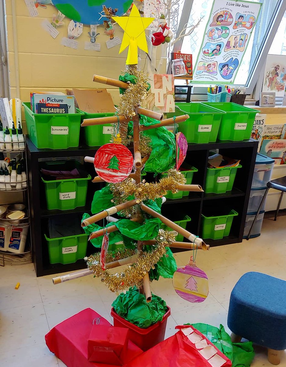 Our #STEM and #Eco challenge was to build a Christmas tree by #upcycling #looseparts. We definitely hit a homerun with our creation! 🎄 @EcoSchoolsCAN @EcoKidsCanada @bag2schoolna @HolyFamEcoClub @holyfamilycspc @TCDSB @F_Garofalo1 @HFgr2TCDSB @holyfamilyRm318 @HolyFamilyFDK2