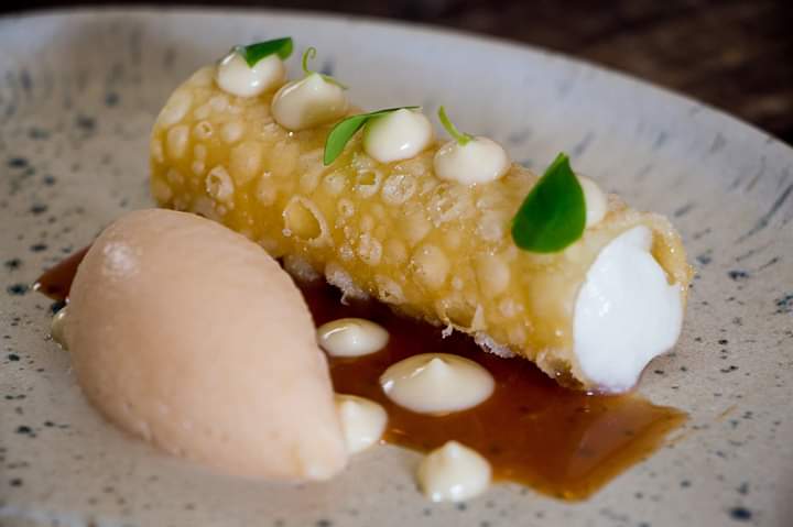 Cuando se juntan los sabores de Oaxaca, la creatividad y el amor por la cocina se crean postres como el Gaznate: dulce de leche, emulsión de plátano, espuma de quesos, manzana verde y trébol. 

Un verdadero most de Pitiona 👌🏼😊