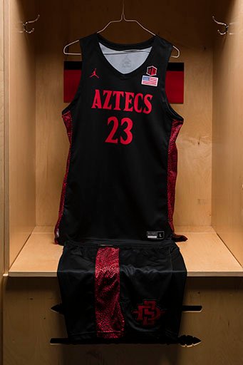 Aztec_MBB's tweet photo. Breaking out the #Breds tonight! ⚫️🔴

#GoAztecs https://t.co/JBcogrFz1g