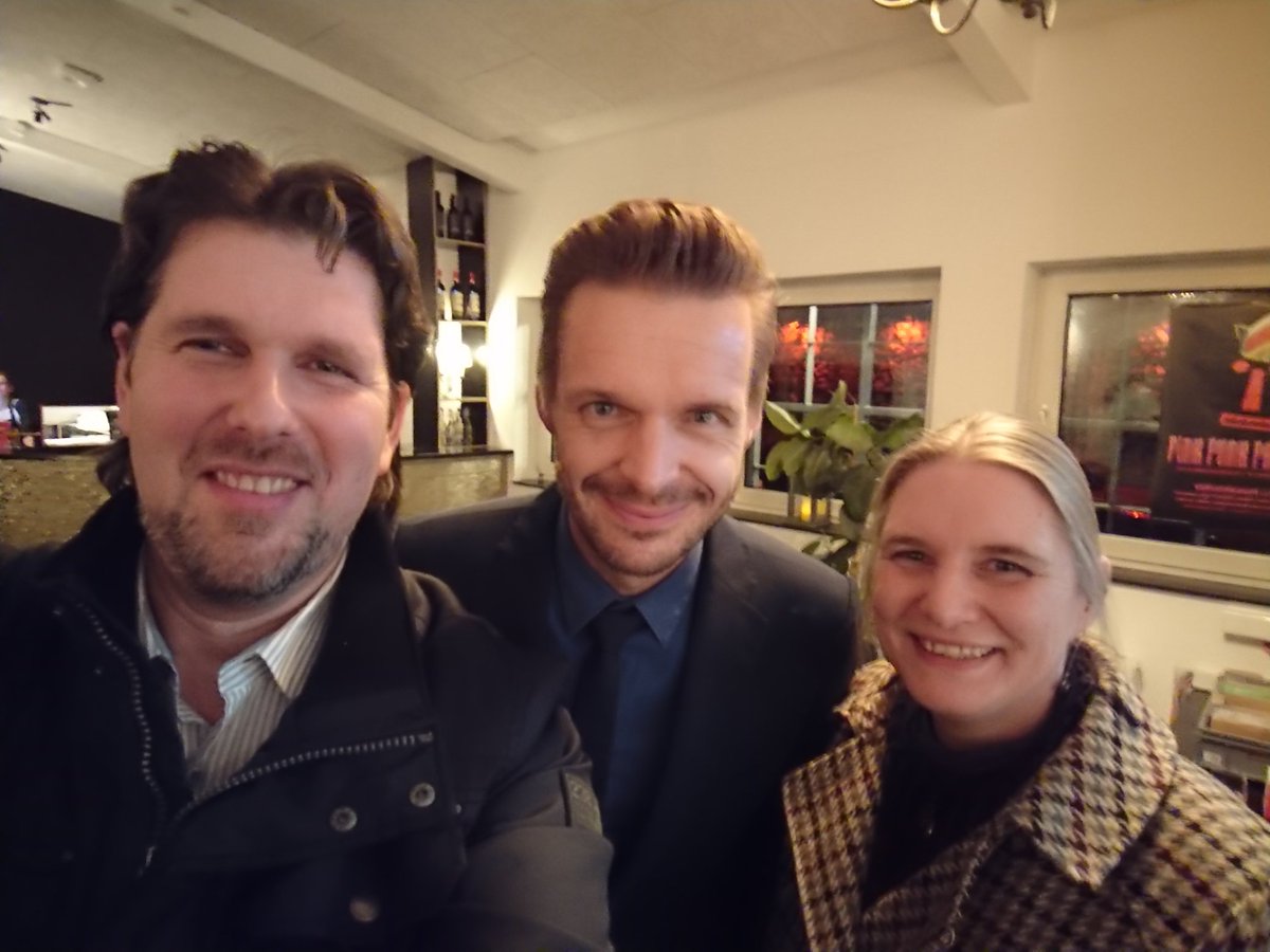 Der großartige Florian Schröder war heute mit seiner Show "Ausnahmezustand" in Bonn. Pointierte, bissige #Satire auf höchstem Niveau - weiter so, lieber <a href="/Schroeder_Live/">Florian Schroeder</a>! Wir freuen uns auf Deine nächste Tour im Dezember! <a href="/ines_little/">Ines Little</a>