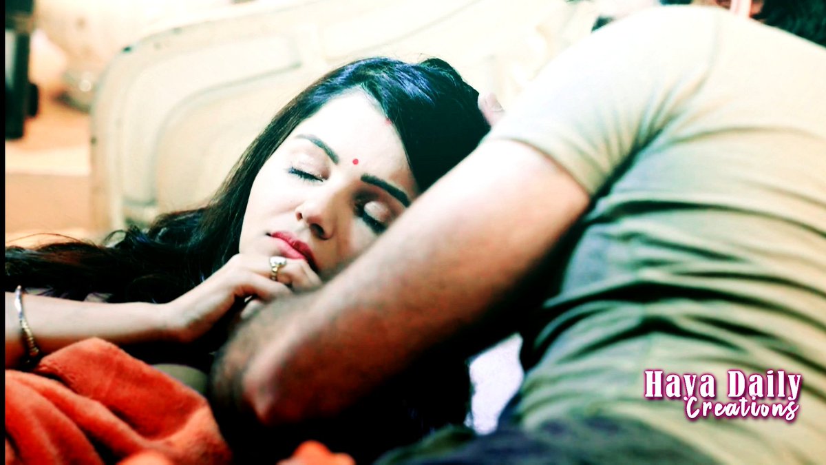 curlyyyh3ad_'s tweet photo. These pictures have my heart! β₯οΈ
The way he lies down besides her, puts on the blanket, caressing her head & holding her hand while she falls asleep π
Can this guy get any cuter ? He has literally owned this title of #HusbandGoals π @VivianDsena01
#ReliveHaYa https://t.co/Vaem2DhvYz
