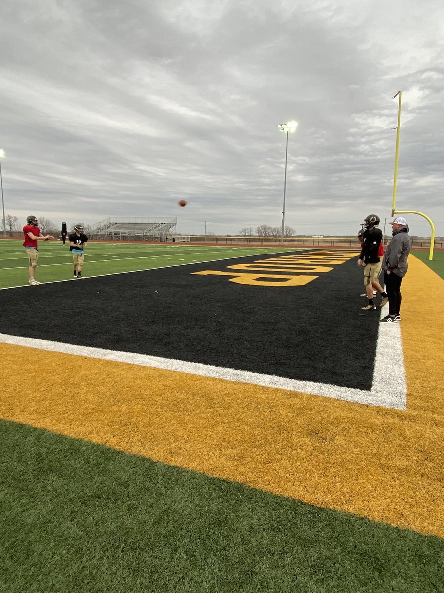 HayleyLewis_'s tweet image. Hanging out with the District Champs @Mules_Football @lathropschools (2 years in a row!!) after breaking Maryville’s 67 win streak! Now the Mules prepare for their quarterfinal game coming up this weekend! Catch the full story on @41actionnews  tomorrow at 10pm!! #RollMules