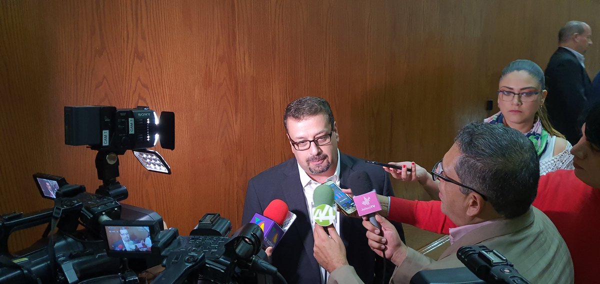 Diversos medios de comunicación entrevistan al dip. <a href="/HernanCortesB/">Hernán Cortés</a> sobre algunas de las #iniciativas que presento hoy en sesión, una es que en el presupuesto 2020 de egresos de la Federación, se destinen recursos para el #PremioNacional de la Cerámica.

#MejoremosJalisco