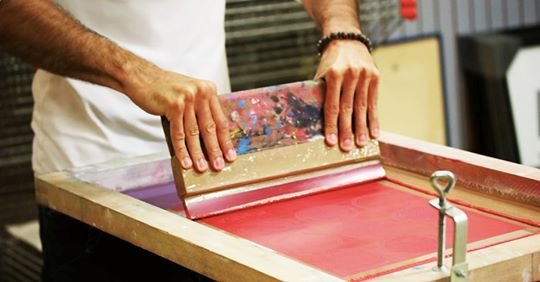 L'équipe de <a href="/VillaBelleville/">Villa Belleville</a> vous propose une initiation à la sérigraphie. 
Le samedi 7 décembre venez découvrir et apprendre toutes les étapes de réalisation pour pouvoir créer par la suite vos propres tirages. Tarif 30€
👉helloasso.com/associations/a…
