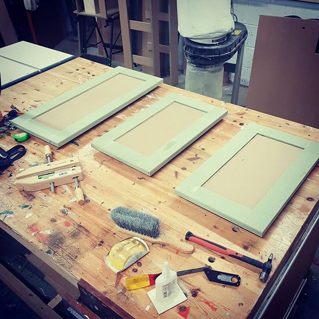 Tonight's job was making these shaker drawer fronts. I was dreading this bit (first time making them) but I watched a YouTube video from @the_london_craftsman and it was absolutely excellent, makes it such an easy job and they look fantastic, check out t… ift.tt/37l6DFb