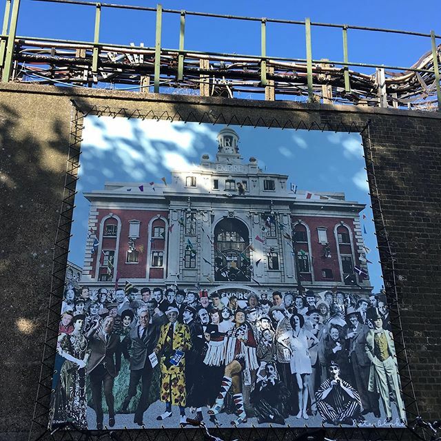 Throwing it back to sunnier days and the unveiling of the W4th plinth on Turnham Green Terrace. That blue sky! ☀️🙌 Nominations are currently open (and close this Sunday 24th Nov!) for the next work of art which will be installed in December (date to … ift.tt/34aC6aY