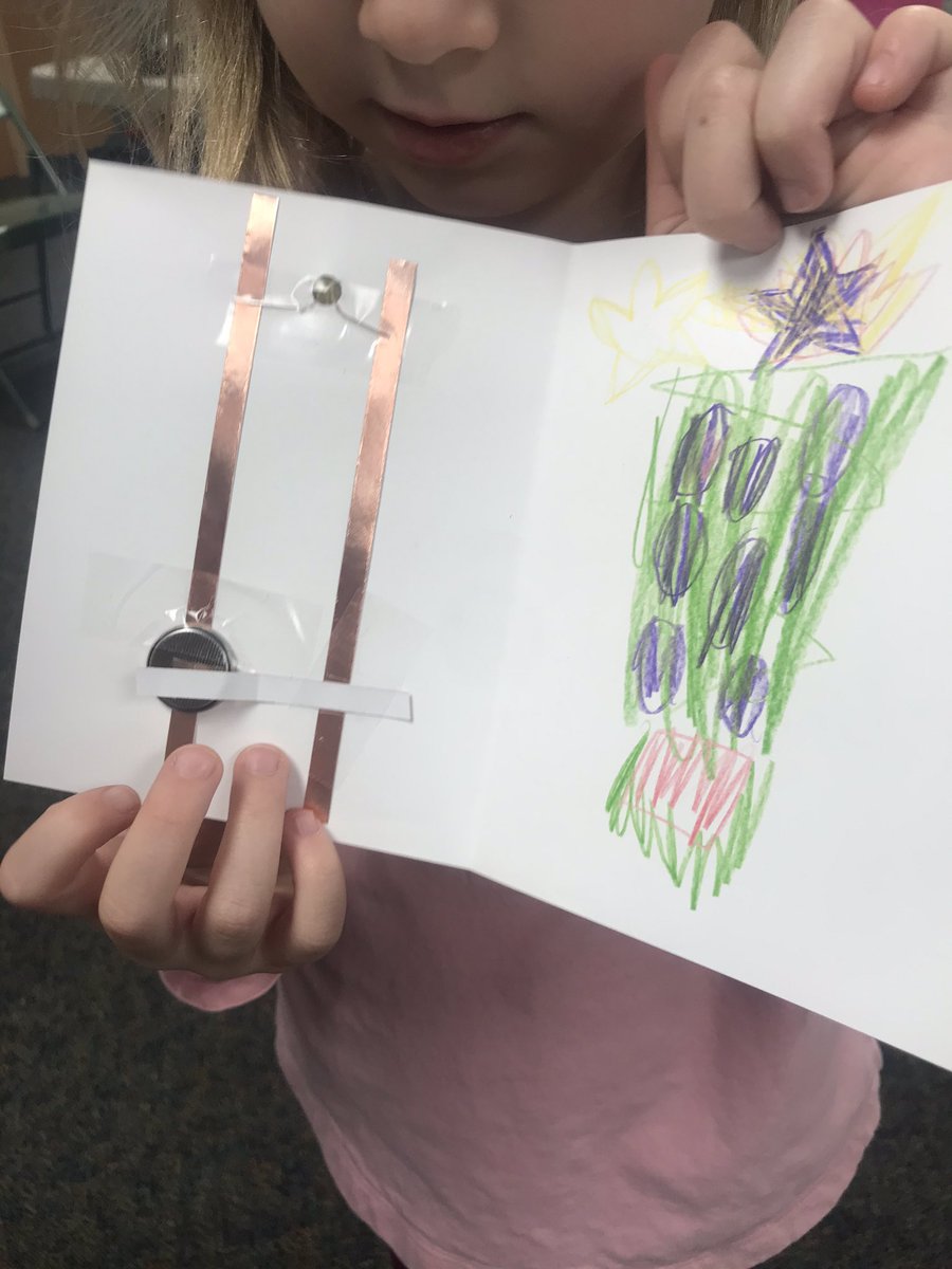 ScientificMayhm's tweet photo. It’s electric! #papercircuits #scienceisfun #HELPhomeschool #STEAM https://t.co/bkvGMvT8Pr