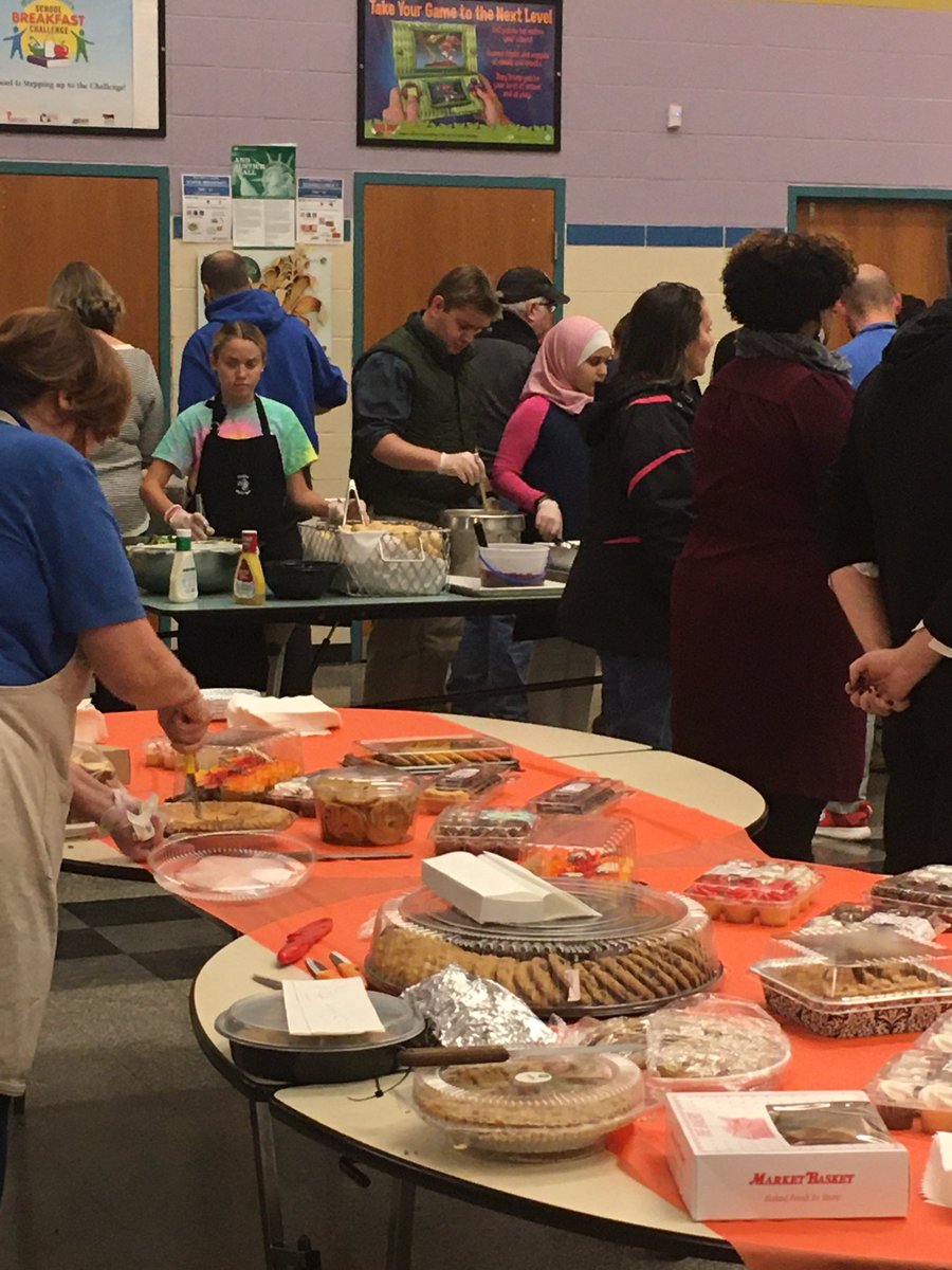 cmsap1's tweet image. CMS Annual Thanksgiving gathering! #gratitude #gosharks #cmsrocks #thanksgiving