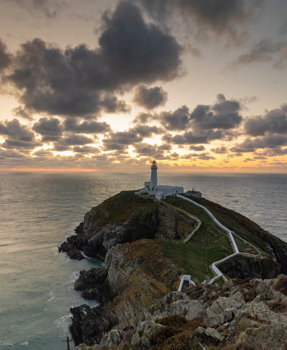 South stack lighthouse Anglesey.  A moody sunset at south stack. N arrival it looked like it might be a spectacular sunset, Didn't quite reach its potential but I'm still quite happy with the final image. Hope you like!

#visitwales #thewalescollective #photographer #photography