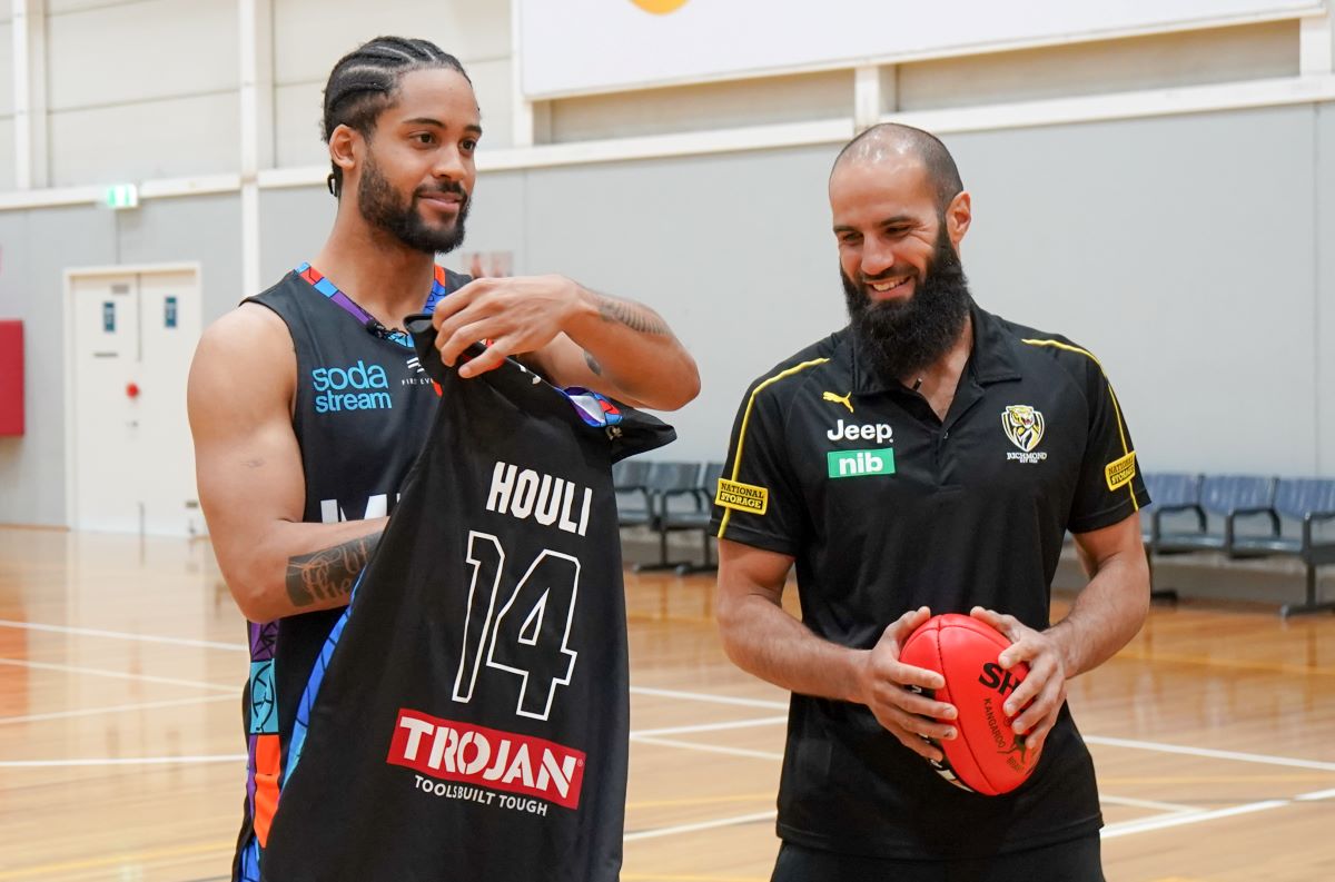 Bachar Houli switched codes for the day with @MelbUnitedHQ star Melo Trimble. They talked about their Muslim faith and the diversity in both codes, shot some hoops and had a kick of the footy! #afl #NBL19