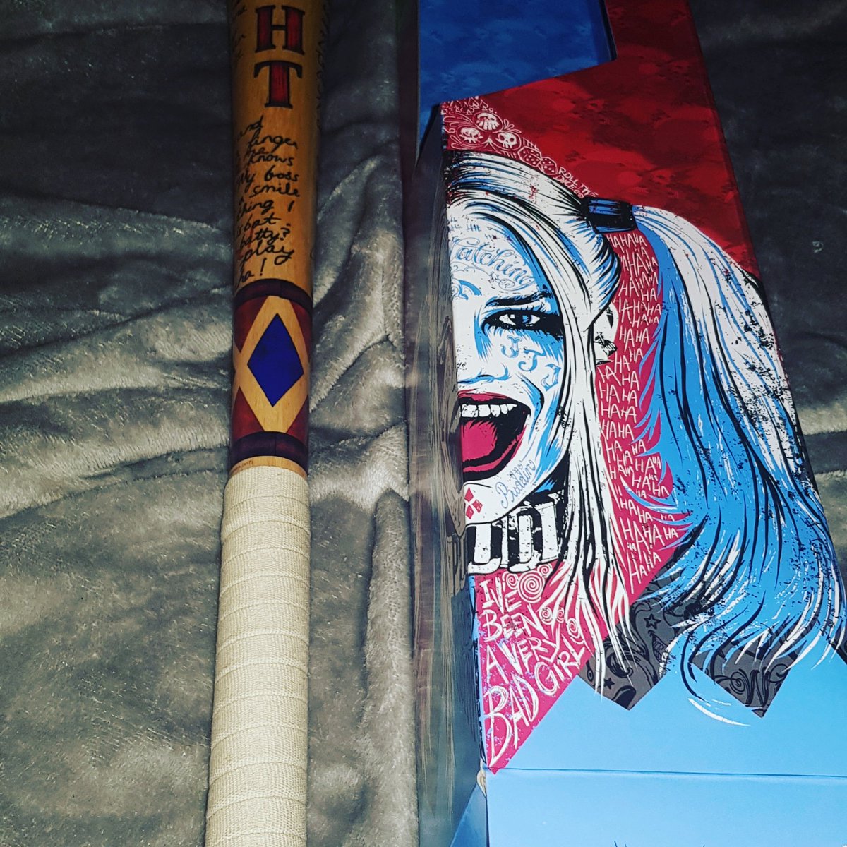 marugasme's tweet photo. RE-GA-LA-ZO De Cumple!!! Subiré mejores fotos!!#Cuidadoquetengounbate #frikiregalo #novialoca #batman #HarleyQuinn #dccomics #FelizCumpleanos #regalazo #notodoespolitica #mencantaserfriki #batear #confuerzasyaloloco #nohaymejoregalo https://t.co/VC61mlrcbx