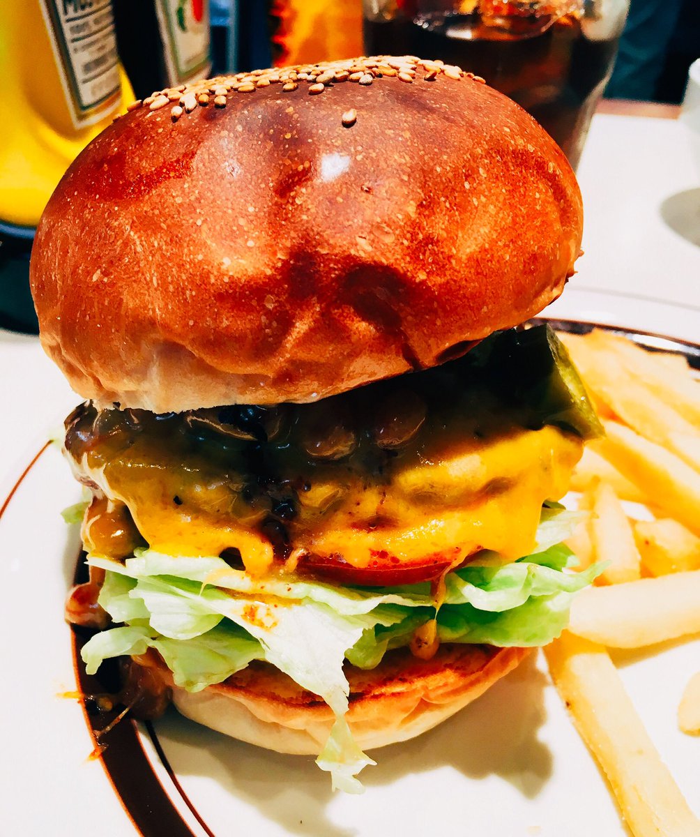 おいしいものを好きなだけ 笑 相互フォロー100 Hohokam Burger 1600円 Cafe Hohokam 原宿駅徒歩5分 姉妹店のザ グレートバーガーと共にハンバーガー百名店入りを果たす名店 チリビーンズにハラペーニョが入ったピリ辛 ホホカムバーガーは 肉