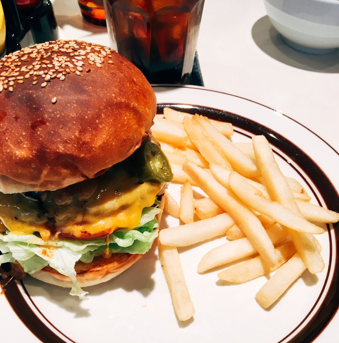 おいしいものを好きなだけ 笑 相互フォロー100 Hohokam Burger 1600円 Cafe Hohokam 原宿駅徒歩5分 姉妹店のザ グレートバーガーと共にハンバーガー百名店入りを果たす名店 チリビーンズにハラペーニョが入ったピリ辛 ホホカムバーガーは 肉
