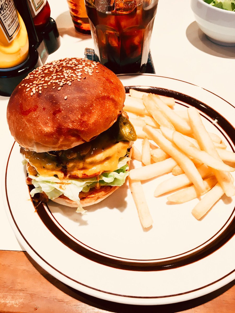 おいしいものを好きなだけ 笑 相互フォロー100 Hohokam Burger 1600円 Cafe Hohokam 原宿駅徒歩5分 姉妹店のザ グレートバーガーと共にハンバーガー百名店入りを果たす名店 チリビーンズにハラペーニョが入ったピリ辛 ホホカムバーガーは 肉
