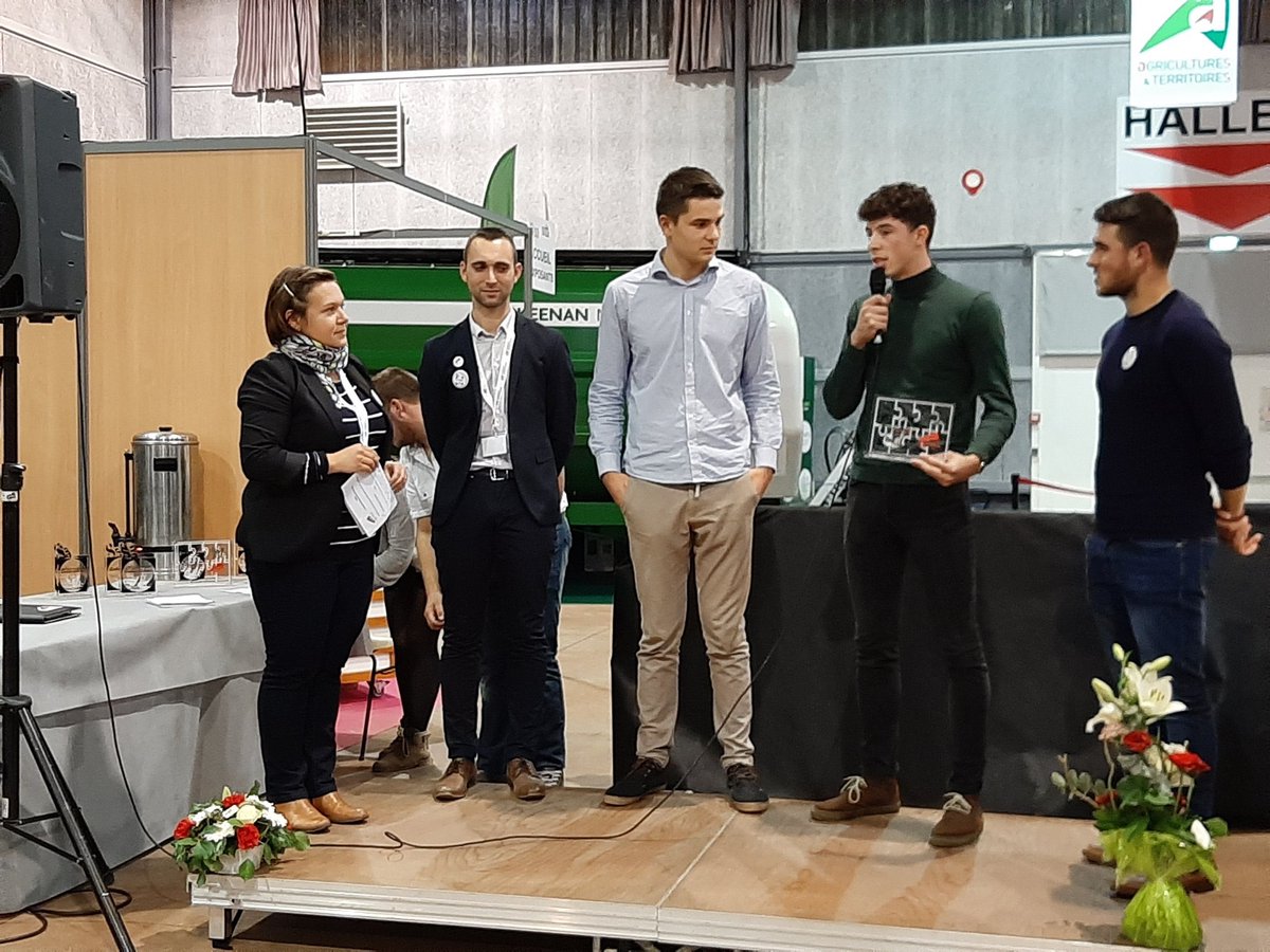 BouchSol's tweet photo. Aucun trophée remporté au concours @AgriStartSumm mais une magnifique expérience et des rencontres à la clef 🤷‍♂️👍🏼
Nous avons également eu l’immense joie de recevoir un prix d’ambassadeurs de la ruralité de la part des @JAVendee ! Ils apportent un réel dynamisme sur le territoire https://t.co/YGOgz0j5Nr