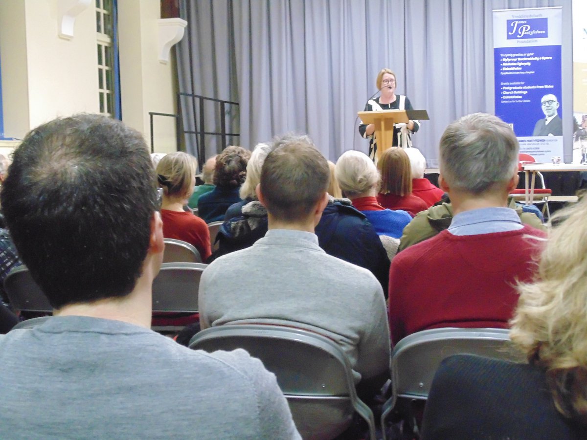 Darlith Flynyddol Morlan / Pantyfedwen. Morlan / Pantyfedwen Annual Lecture. Yr Athro / Professor Elwen Evans Q C. Darlith a noson arbennig. Hyfryd gweld gymaint yno. An excellent lecture!