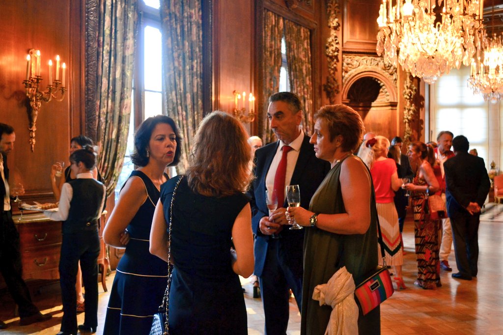 FranceArgentine's tweet photo. En los tres últimos años, más de 40 🇦🇷 recibieron la nacionalidad 🇫🇷! Esta tarde, se celebró en @FranceArgentine la bienvenida simbólica a los nuevos ciudadanos 🇫🇷 en presencia de la Embajadora  @SchererEffosse y del Cónsul General @julienbouchard_. Felicitaciones 🎉! https://t.co/U1A9jXYZbA