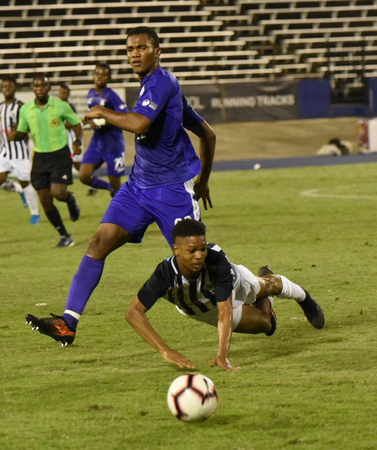 JamaicaGleaner's tweet photo. It’s nil all as the referee calls half-time in the second semi-final encounter between Kingston College and Jamaica College at the National Stadium. Both teams are fighting for a spot in the final where they will play #STATHS who won their match earlier. #GLNRSports https://t.co/44UgBJkubn