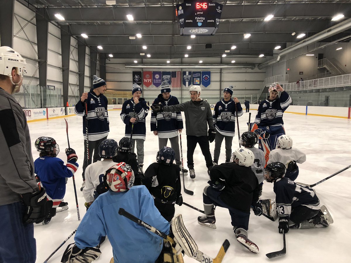 PaulHarrisJr10's tweet photo. Surprise! We brought some @RailersHC players out to scrimmage a @JrRailersHockey squad. @ECHL #VideoTomorrow https://t.co/Wss6iEMeAB