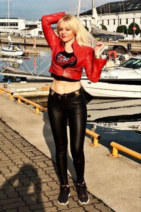 #LeatherPants #LeatherTrousers #BlackLeather #LeatherJacket #RedLeather #LoveLeather #Leather #LinL #LadiesInLeather Credit: #Markozenia