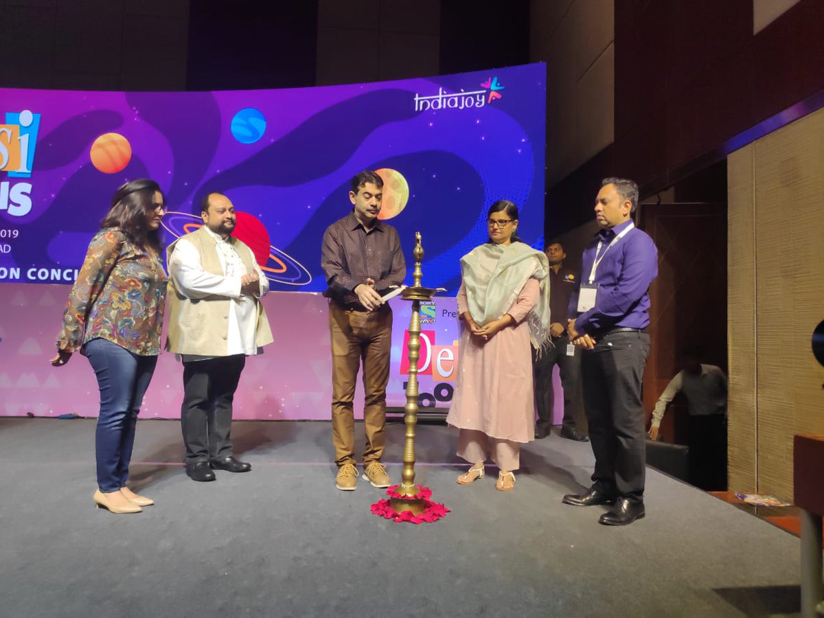 ToonsDesi's tweet photo. We start the event with lighting the Lamp by @RajivChilaka
Ashish Kullkarni, AnuSikka, @LeenaLele and @jayesh_ranjan.
#DesiToons #IndiaJoy #IndianAnimationConclave #IndianAnimation #AnimationEvents #Events #VFX #IGDC2019 #Indiajoy2019 #hicc #igdc https://t.co/V7ApCUC2c8