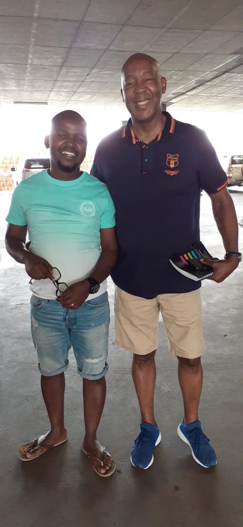 ButiMntambo's tweet photo. @hothaata maoto a tswile di out. I'm honoured to meet a humble soul like you, I wish you all the best in life salute. https://t.co/C5foYmssX1