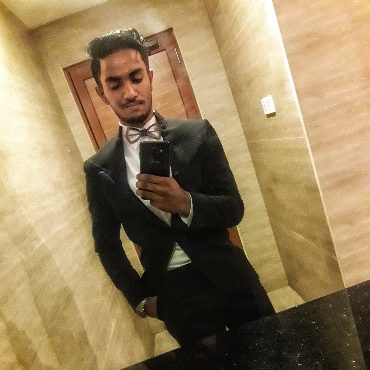 charaka_ca's tweet photo. Just a TB... πβοΈπ€
β’
β’
β’
#tb #favs #experiment #tailoredsuits #weddingvibes #mirrorselfie #justforfun #uprisingmodel #carrotkingdom #charaka_amayantha https://t.co/xum4PIeR9j