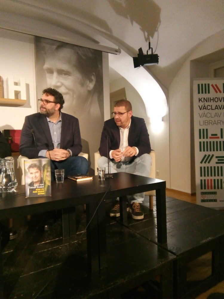 KlubKnihomolu's tweet image. Co to je být novinářem v jednadvacátém století? Chápeme žurnalistiku jako profesi kladoucí vysoké morální i existenční nasazení na ty, kteří si ji zvolili za své povolání?

#Reportáž ze #křtu knihy Kdo ví, kde budu J. Šídla a T. Etzlera
klubknihomolu.cz/158623/poctiva…