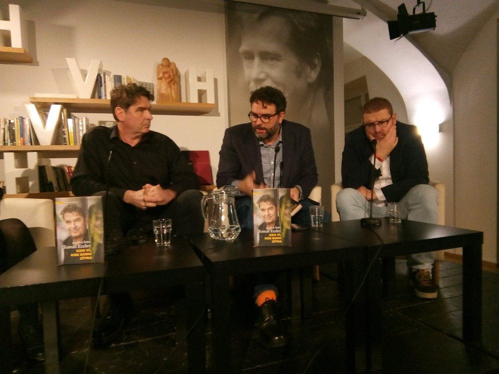 KlubKnihomolu's tweet image. Co to je být novinářem v jednadvacátém století? Chápeme žurnalistiku jako profesi kladoucí vysoké morální i existenční nasazení na ty, kteří si ji zvolili za své povolání?

#Reportáž ze #křtu knihy Kdo ví, kde budu J. Šídla a T. Etzlera
klubknihomolu.cz/158623/poctiva…