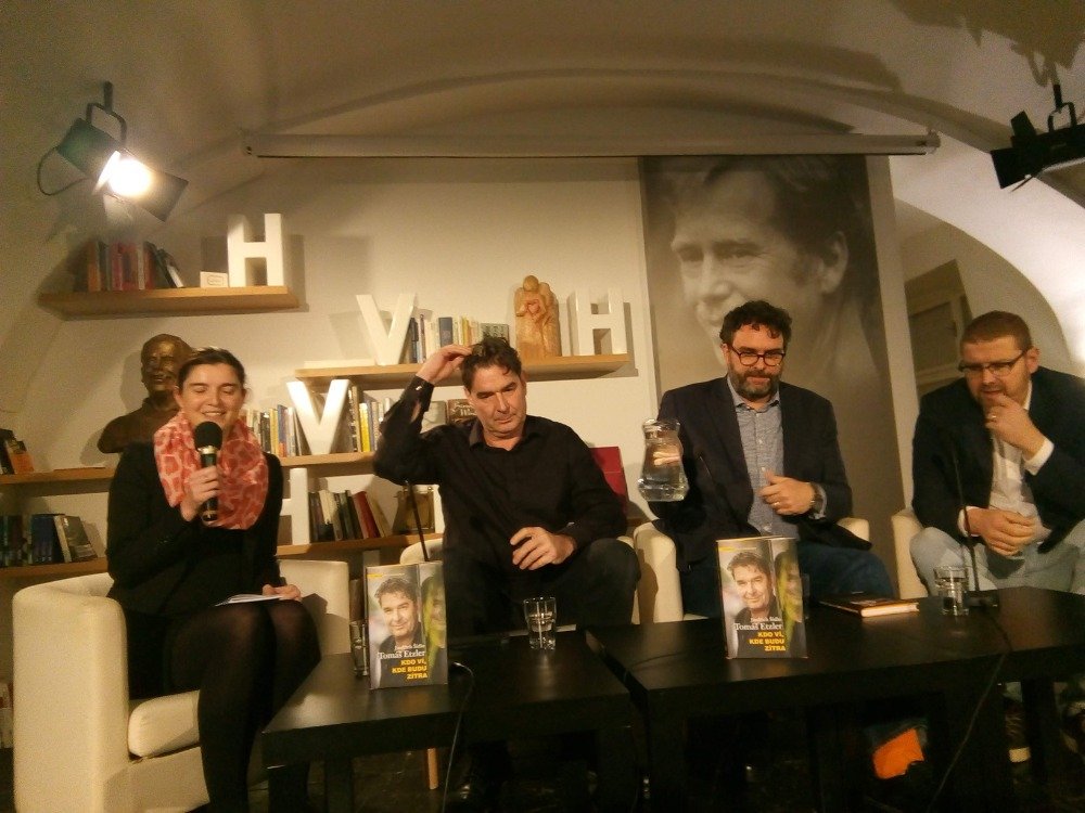 KlubKnihomolu's tweet image. Co to je být novinářem v jednadvacátém století? Chápeme žurnalistiku jako profesi kladoucí vysoké morální i existenční nasazení na ty, kteří si ji zvolili za své povolání?

#Reportáž ze #křtu knihy Kdo ví, kde budu J. Šídla a T. Etzlera
klubknihomolu.cz/158623/poctiva…