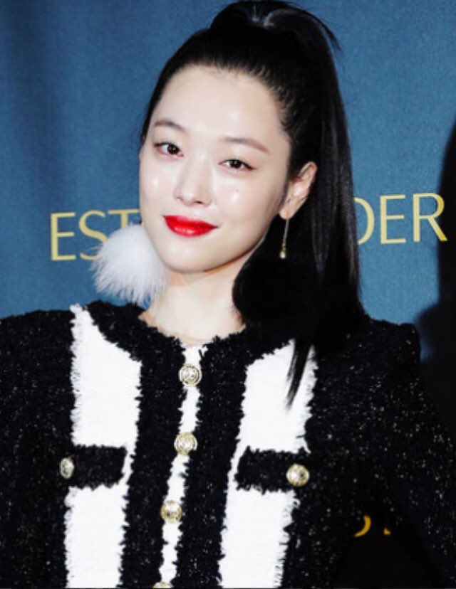 SaniyaaWashing1's tweet photo. I know I’m a little late but RIP Sulli.She was a literal walking sunshine on this Earth.Don’t use your words to hurt people or to make people want to die.Sadly,Sulli committed suicide and it’s so sad to think about.We love and miss you https://t.co/smyccqm53L Sulli.😭 https://t.co/wGIzEGc5Wd
