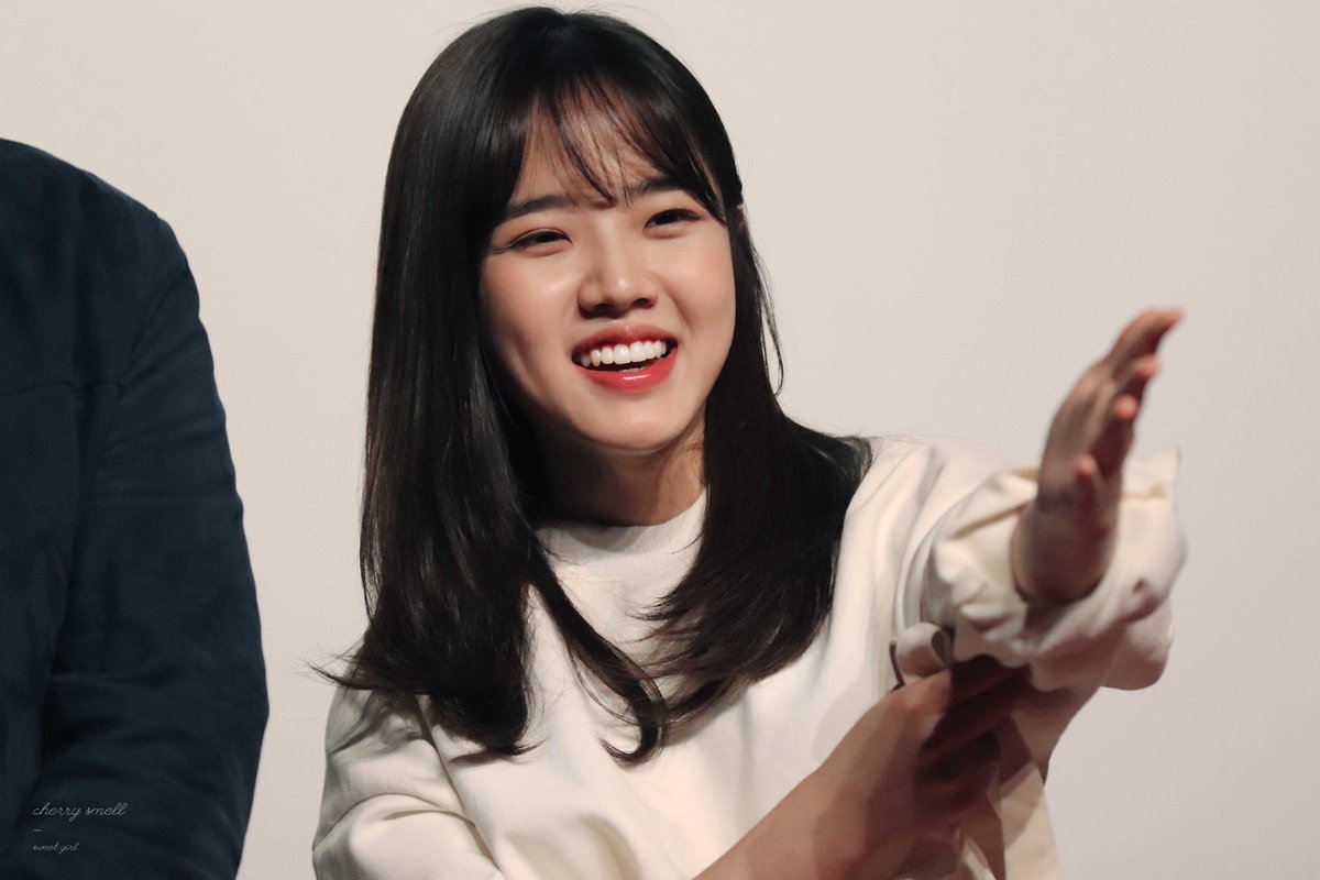 [190301 영화 '증인' 3주차무대인사(부평,부천)] 웃는게 너무 굠한 먕기....😂 https://cherrysmell.tistory.com/entry/190301-movie-stage-greetings… #김향기 #영화_증인...