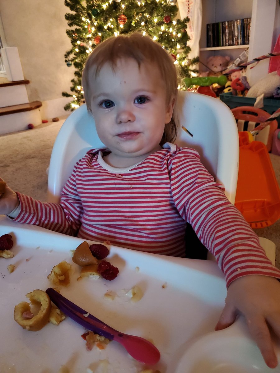 TisNickHarner's tweet image. Slowly my little girl has figured out how to corn dog properly. I have grown as well and learned alot. Mostly how to gregg up tweets in a way that is intentional and sometimes unintentionally @fbhw @freebeergregg @hotwingsfbhw @FBHWJoe @NoPHinSteven @kelly_cheese #fancytwidiot...