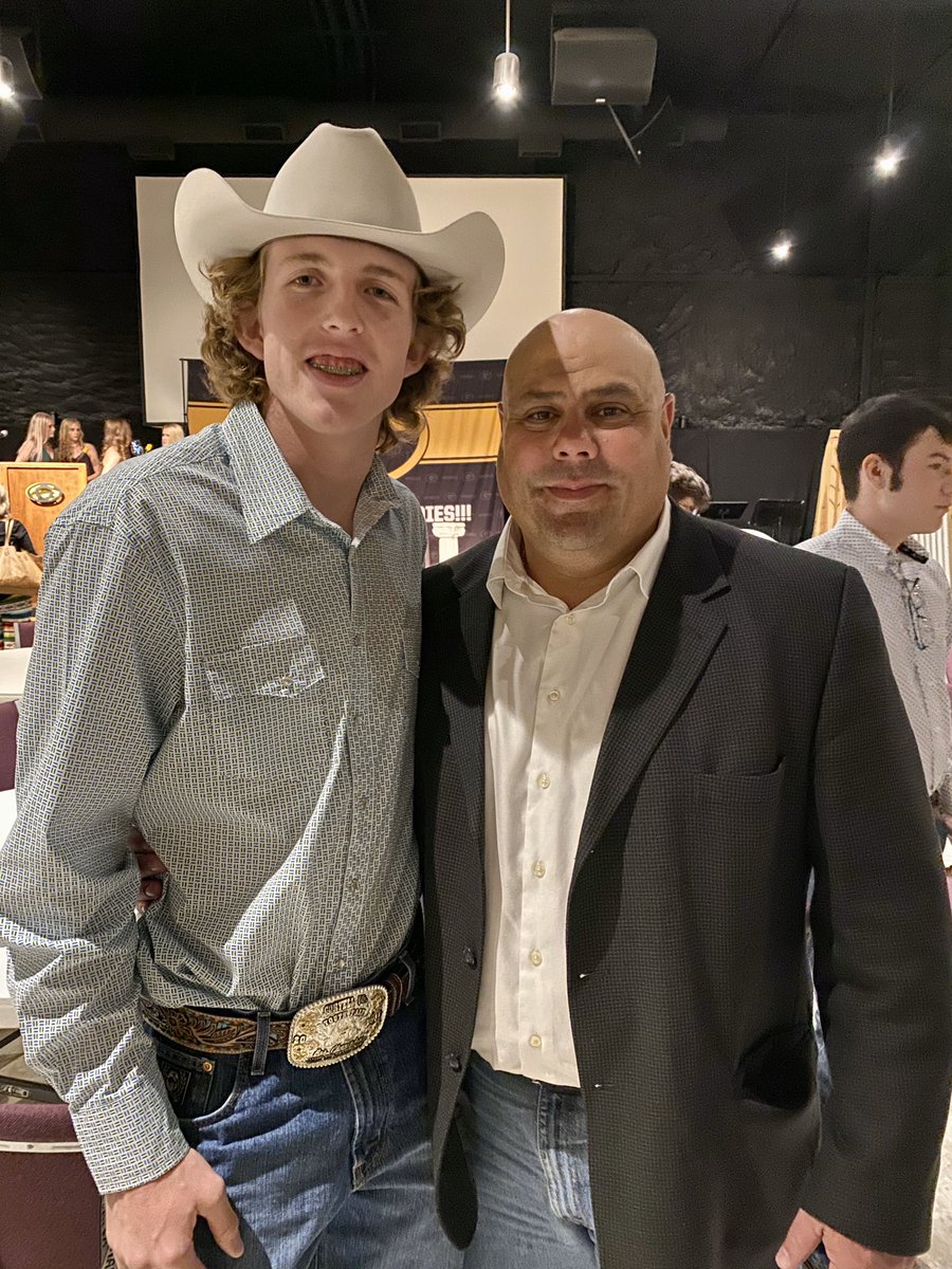 LukeGreg_DE89's tweet image. Very blessed to receive Outstanding Defensive Lineman Award &amp;amp; Academic All-District Award at football banquet. Loved playing with these guys for my last season and to have great coaches by my side. Now looking forward to my next step with football. #alwaysaHornet