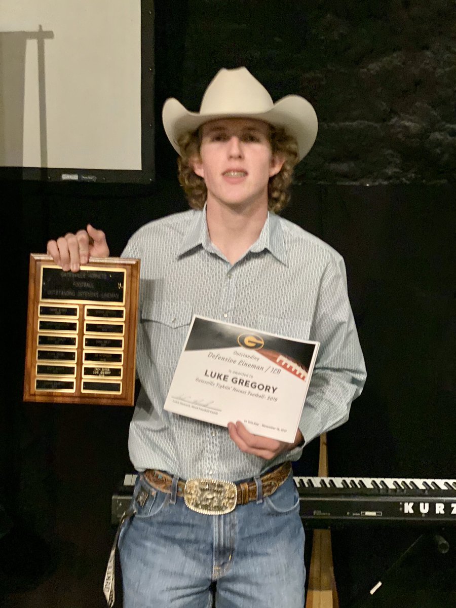 LukeGreg_DE89's tweet image. Very blessed to receive Outstanding Defensive Lineman Award &amp;amp; Academic All-District Award at football banquet. Loved playing with these guys for my last season and to have great coaches by my side. Now looking forward to my next step with football. #alwaysaHornet