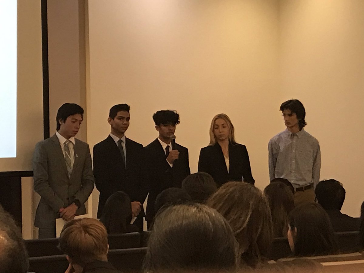 SLHS_SOAR's tweet photo. The Entrepreneurship Company presented their Quick Pitch tonight! PODSEEDTIVITY!🔥Awesome job! The have an investor!!! #SOAR #JAQUICKPITCH #SLLEADERSHIP https://t.co/w3IMf348Uk