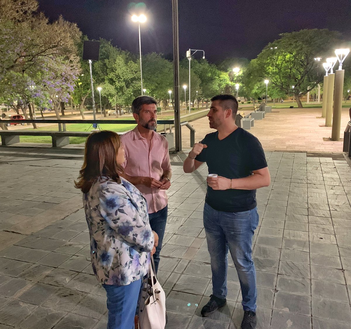 UlpianoSuarez's tweet photo. Nos acercamos al set de filmación de Valentino, la serie de comedia romántica que @Frontera_Films está filmando en nuestra provincia. La @ciudaddemendoza crece como polo de la industria audiovisual de nuestro país, generando nuevos empleos creativos. https://t.co/DWtPegscnK