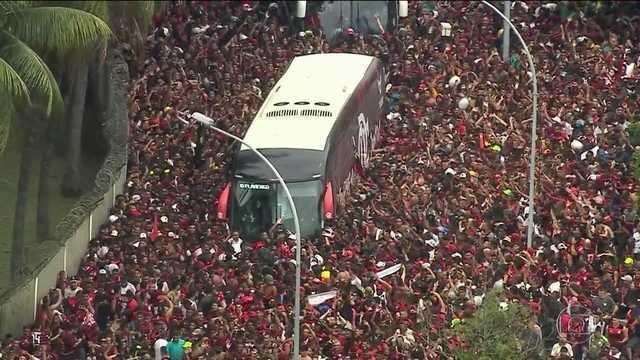 jornalnacional's tweet photo. É a final da Libertadores. Flamengo embarca para Lima com festa da torcida nas ruas https://t.co/GF31mK0sND https://t.co/cbDTMCYlok