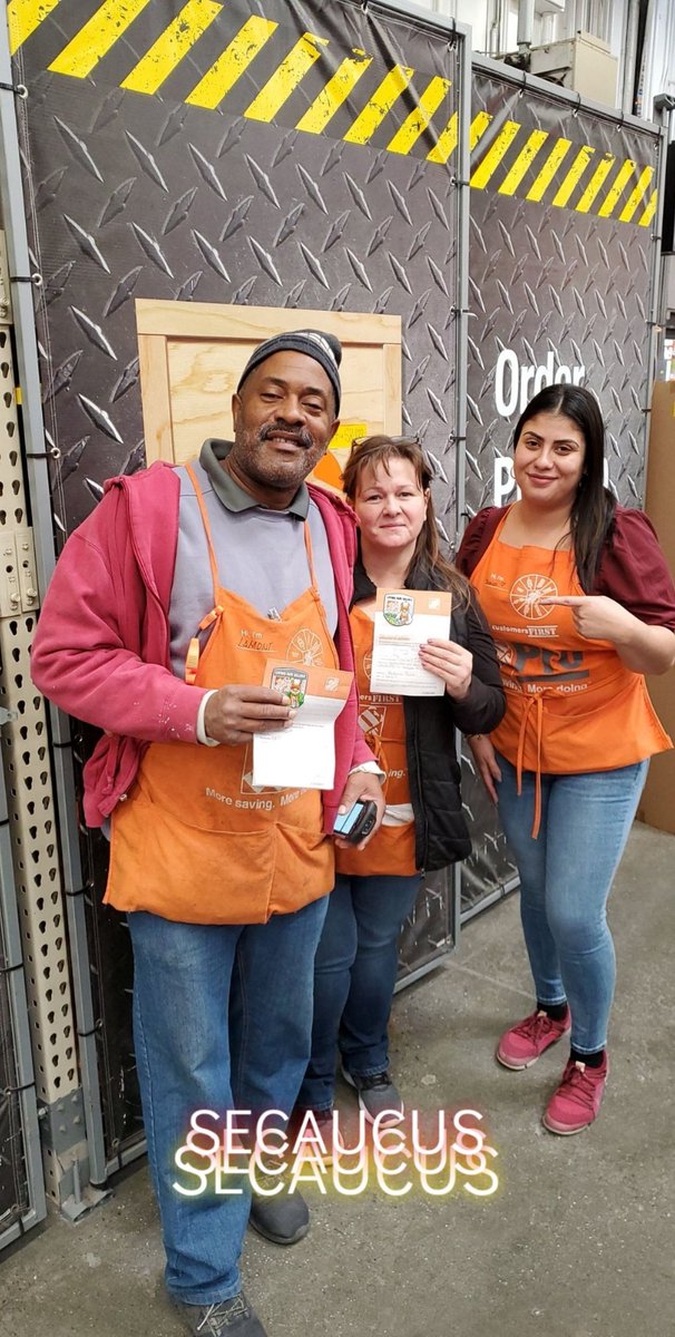 0️⃣9️⃣1️⃣0️⃣ Appreciates and thanks our OFA Lamont and Service desk lead Mary for always saying #Yes to our Customers👷‍♂️👷‍♀️ and associates👧🧑 in any challenge given, being committed and driving results 📈 📊#Yesvemberchallenge #DrivingCustomerExperience #0910SaysYes💪